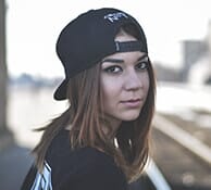 Portrait de Sophie, une jeune femme portant une casquette noire, organisatrice de soirées.